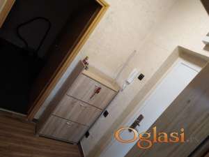 Izdaje se lepo opremljen i renoviran stan od 38 m² u blizini Sajma